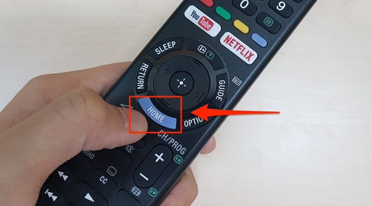 Bạn nhấn vào nút HOME của remote